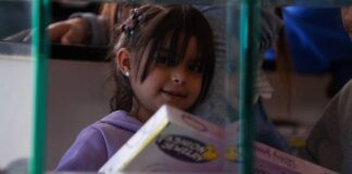 Niña venezolana regresa de EE.UU. y se reúne con su familia