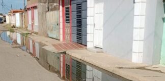 Vecinos del barrio Cruz Verde de Coro claman solución ante desborde de aguas servidas