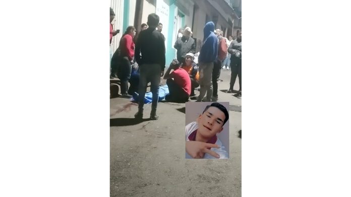 Quinceañero murió al estrellar su moto