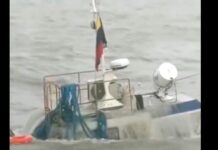 Rescatan con vida a tripulantes de remolcador hundido +VIDEO