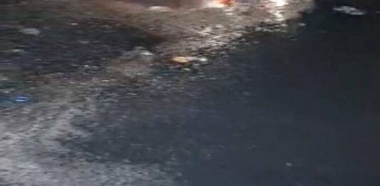 Inundada de aguas servidas calle Colombia del barrio Cruz Verde