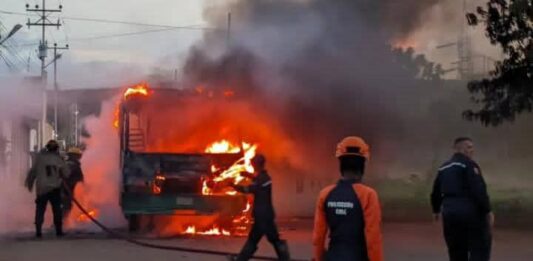 Buseta ardió en llamas en Coro