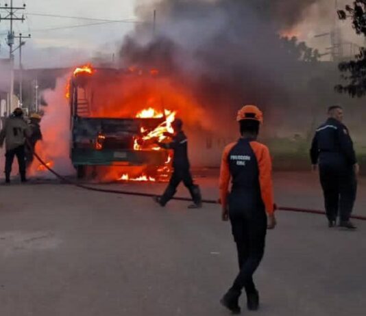 Buseta ardió en llamas en Coro