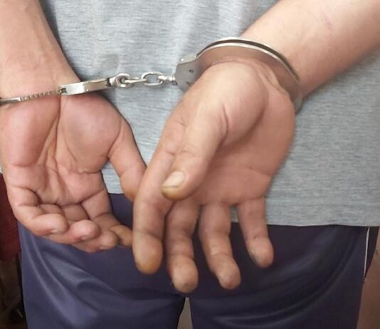 Detenido por agredir a un hombre con una tijera