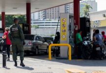 Detienen a un hombre por vender cupos de gasolina en dólares