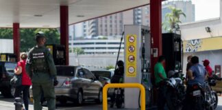 Detienen a un hombre por vender cupos de gasolina en dólares