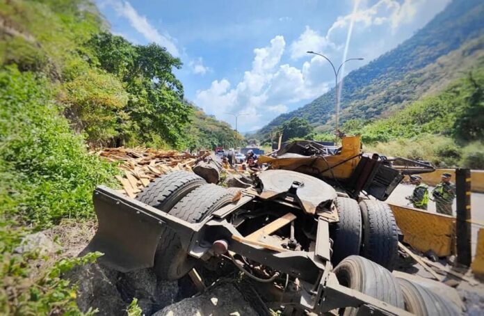 Dos personas fallecidas en accidente vial