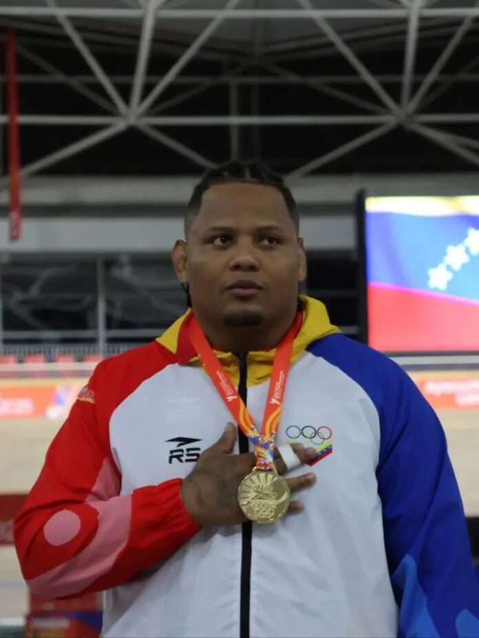 Lucha grecorromana domina los Bolivarianos Ayacucho 2025: Moisés pérez, campeón absoluto en los 130 kg