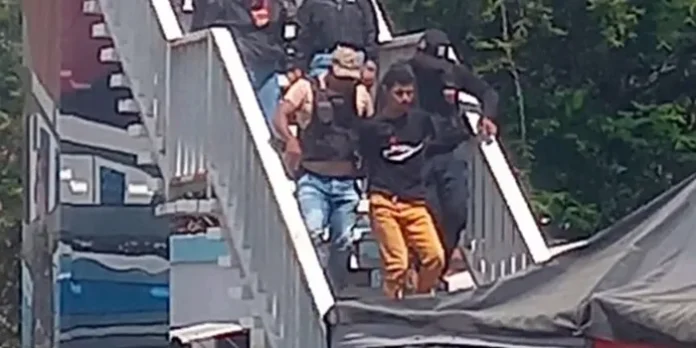 Hombre-desiste-de-arrebatarse-la-vida-desde-lo-alto-de-una-pasarela