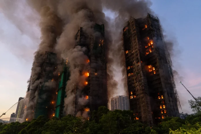 Hong Kong | 13 muertos tras incendio en complejo