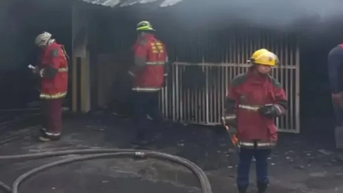 Incendio-sótano-caracas Caracas | Incendio en sótano afectó a 10 vehículos y obligó la evacuación de 50 vecinos