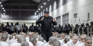 Informe revela torturas y abusos contra venezolanos en la megacárcel de El Salvador Informe revela torturas y abusos contra venezolanos en la megacárcel de El Salvador