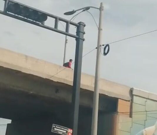 Joven con actitud suicida apareció en la parte alta del Elevado del Calles Sierra
