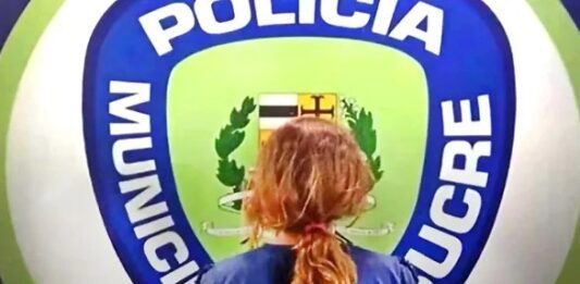 Mujer azotó a su hija de 7 años con un cable