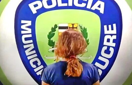 Mujer azotó a su hija de 7 años con un cable
