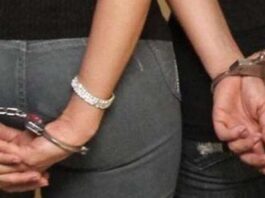 Dos mujeres, acusadas por tortura y asesinato de una niña Madres de acogida tras las rejas por tortura y asesinato de una niña: un infante presenció los crueles actos