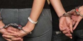 Dos mujeres, acusadas por tortura y asesinato de una niña Madres de acogida tras las rejas por tortura y asesinato de una niña: un infante presenció los crueles actos