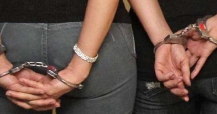 mujeres-esposadas-detenidas-asesinato-niña Madres de acogida tras las rejas por tortura y asesinato de una niña: un infante presenció los crueles actos