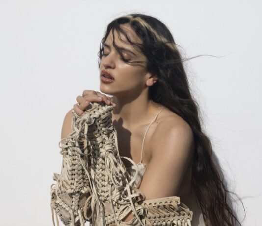 Rosalía lanzó «Lux», un disco cantado en 14 idiomas Rosalía lanzó "Lux", un disco cantado en 14 idiomas