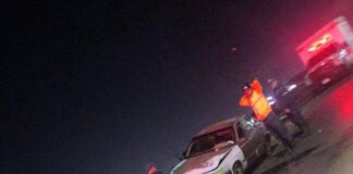 Así quedó un vehículo al chocar contra isla de la Curva de Sabino