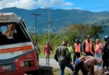 Vuelco de autobús en carretera centroccidental dejó un muerto y 20 lesionados Vuelco de autobús en carretera centroccidental dejó un muerto y 20 lesionados
