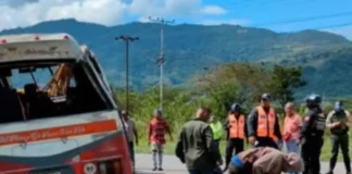 Vuelco de autobús en carretera centroccidental dejó un muerto y 20 lesionados Vuelco de autobús en carretera centroccidental dejó un muerto y 20 lesionados