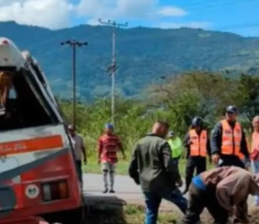 Vuelco de autobús en carretera centroccidental dejó un muerto y 20 lesionados Vuelco de autobús en carretera centroccidental dejó un muerto y 20 lesionados