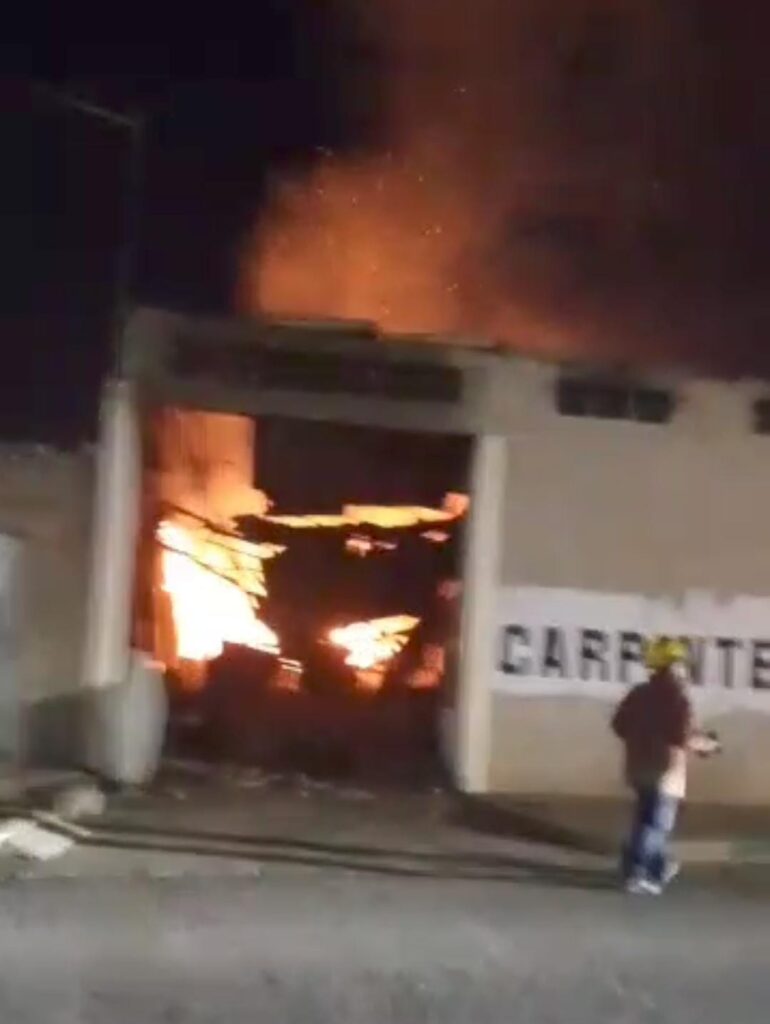 Cortocircuito en cableado de carpintería ocasionó incendio