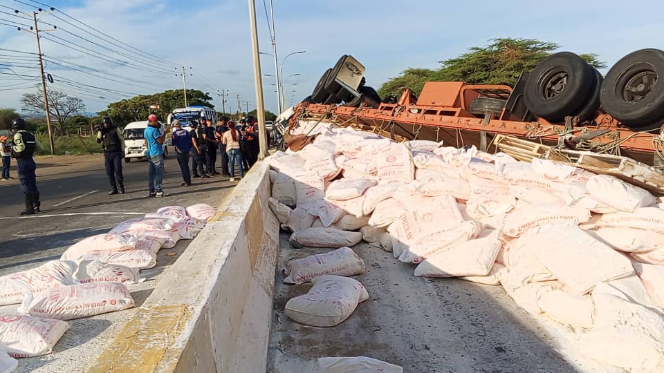 Conductor resultó lesionado en vuelco de gandola en la Intercomunal Coro La Vela