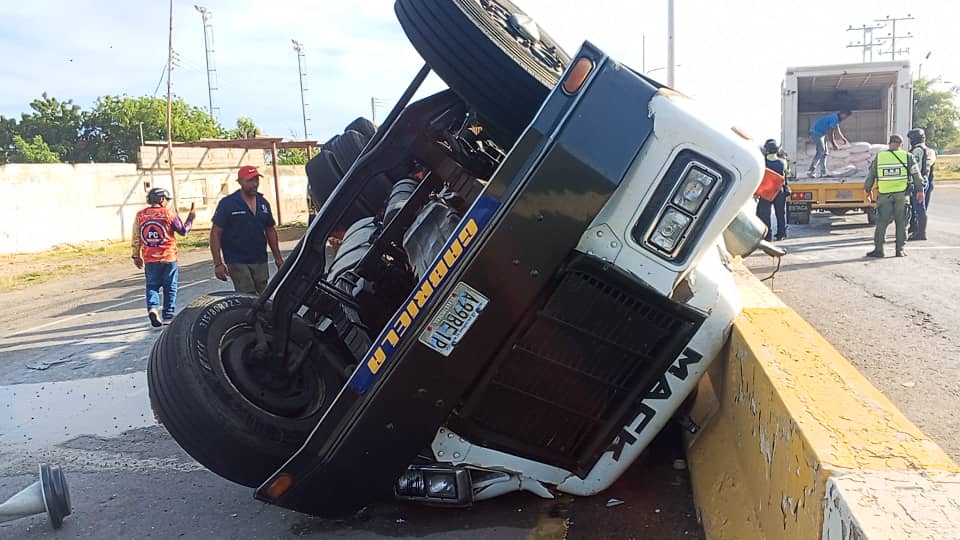 Conductor resultó lesionado en vuelco de gandola en la Intercomunal Coro La Vela