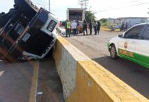 Conductor resultó lesionado en vuelco de gandola en la Intercomunal Coro-La Vela Conductor resultó lesionado en vuelco de gandola en la Intercomunal Coro La Vela