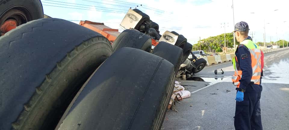 Conductor resultó lesionado en vuelco de gandola en la Intercomunal Coro La Vela
