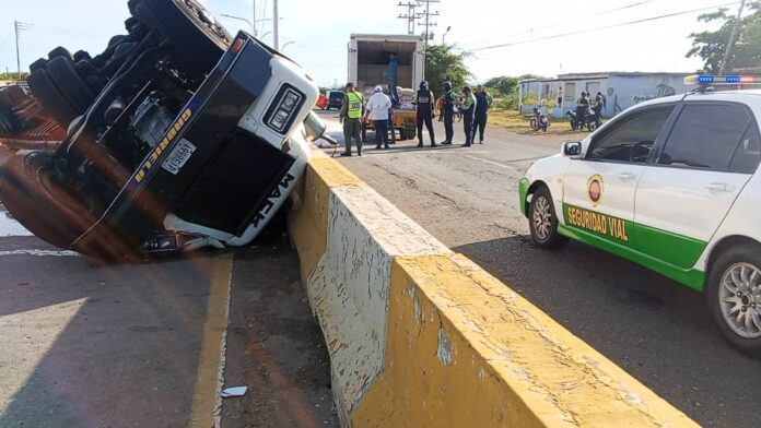 vuelco-gandola-la-vela-lesionado Conductor resultó lesionado en vuelco de gandola en la Intercomunal Coro La Vela
