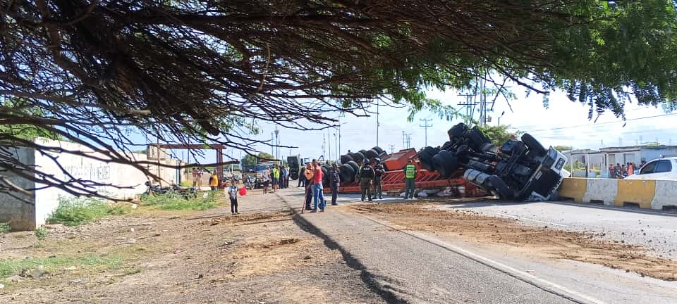 Conductor resultó lesionado en vuelco de gandola en la Intercomunal Coro La Vela