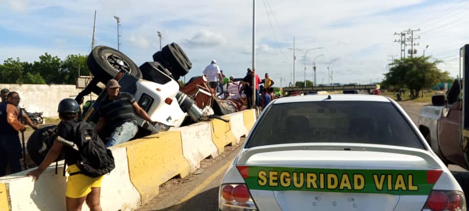 Conductor resultó lesionado en vuelco de gandola en la Intercomunal Coro La Vela