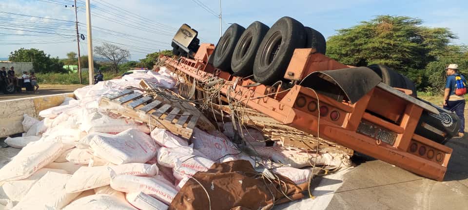 Conductor resultó lesionado en vuelco de gandola en la Intercomunal Coro La Vela