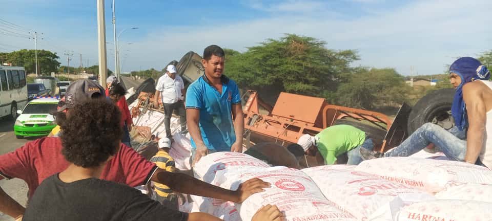 Conductor resultó lesionado en vuelco de gandola en la Intercomunal Coro La Vela