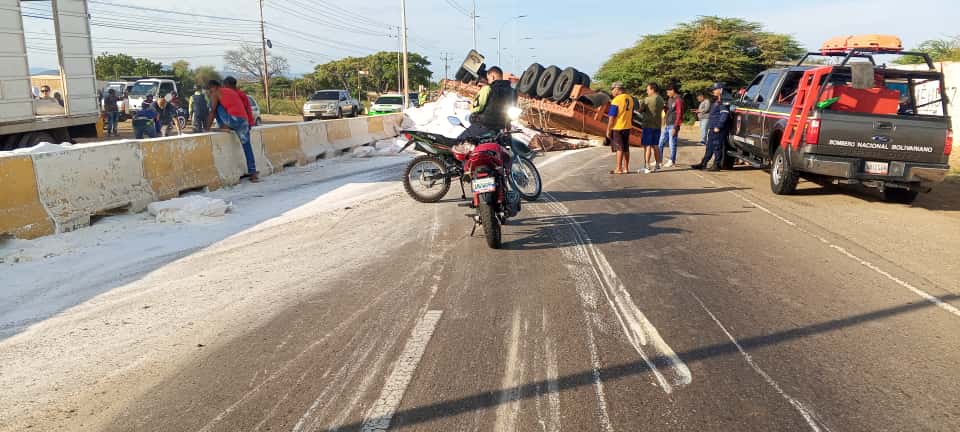 Conductor resultó lesionado en vuelco de gandola en la Intercomunal Coro La Vela