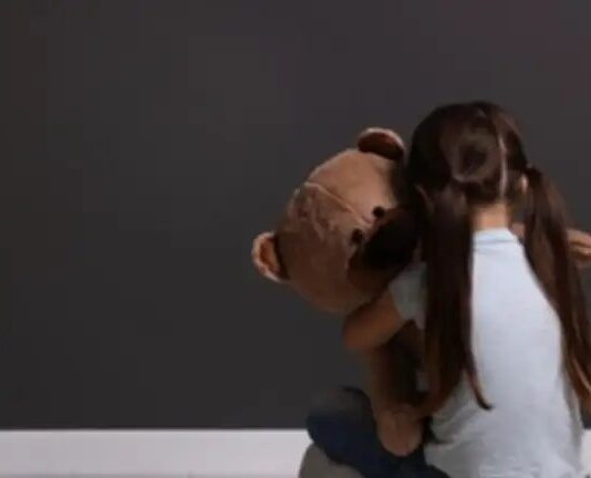 Detienen a hombre por agredir a su hija de siete años