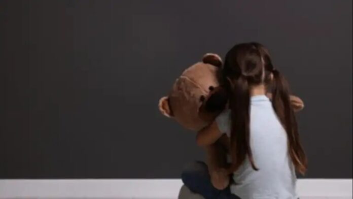 agredió a su hija de siete años