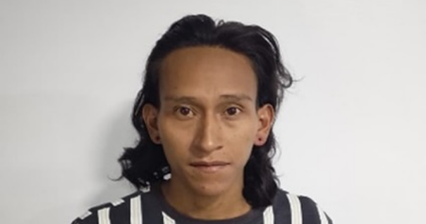 agredió abuelo silla