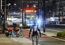 Robot humanoide chino entra al Guinness tras caminar tres días Robot humanoide chino entra al Guinness tras caminar tres días