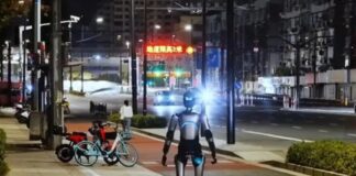 Robot humanoide chino entra al Guinness tras caminar tres días Robot humanoide chino entra al Guinness tras caminar tres días