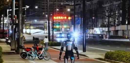 Robot humanoide chino entra al Guinness tras caminar tres días Robot humanoide chino entra al Guinness tras caminar tres días