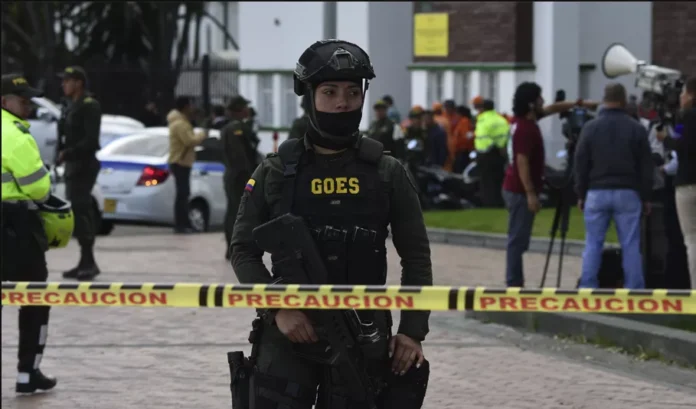 Al menos un herido por ataque con armas y explosivos contra estación de policía en Colombia