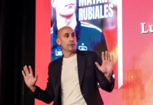 Lanzaron huevos a Luis Rubiales en la presentación de su libro +VIDEO
