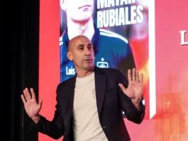 Lanzaron huevos a Luis Rubiales en la presentación de su libro +VIDEO