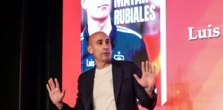 Lanzaron huevos a Luis Rubiales en la presentación de su libro +VIDEO