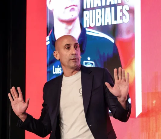 Lanzaron huevos a Luis Rubiales en la presentación de su libro +VIDEO