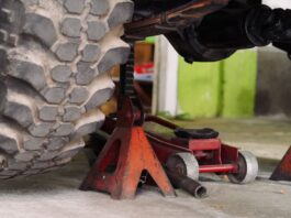 Lo aplastó el carro que reparaba +DETALLES